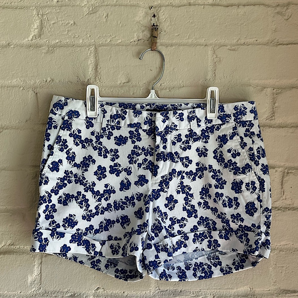 Gap stretch size 4 comfy white and blue floral summer preppy shorts